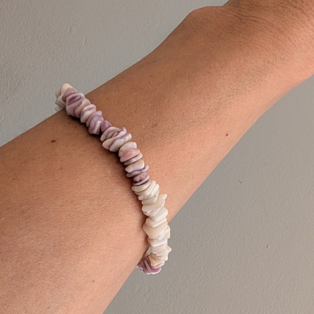 Vintage 70s Puka Shell Bracelet White Lavender Purple Chip Bead Y2K Beachy 7.25"